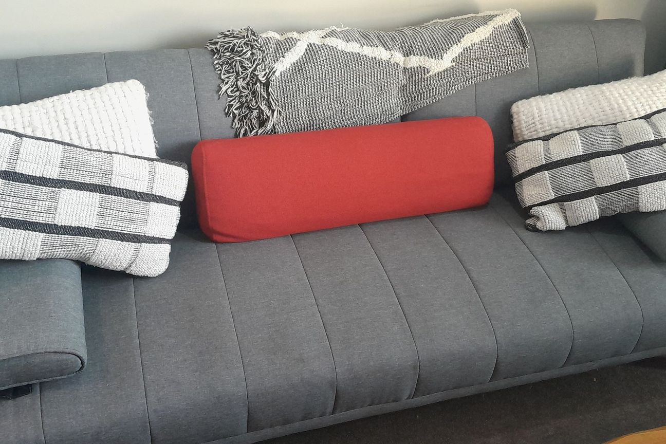 Ready-to-move-in Fully Furnished unit & 2 Carparks - Vista 6