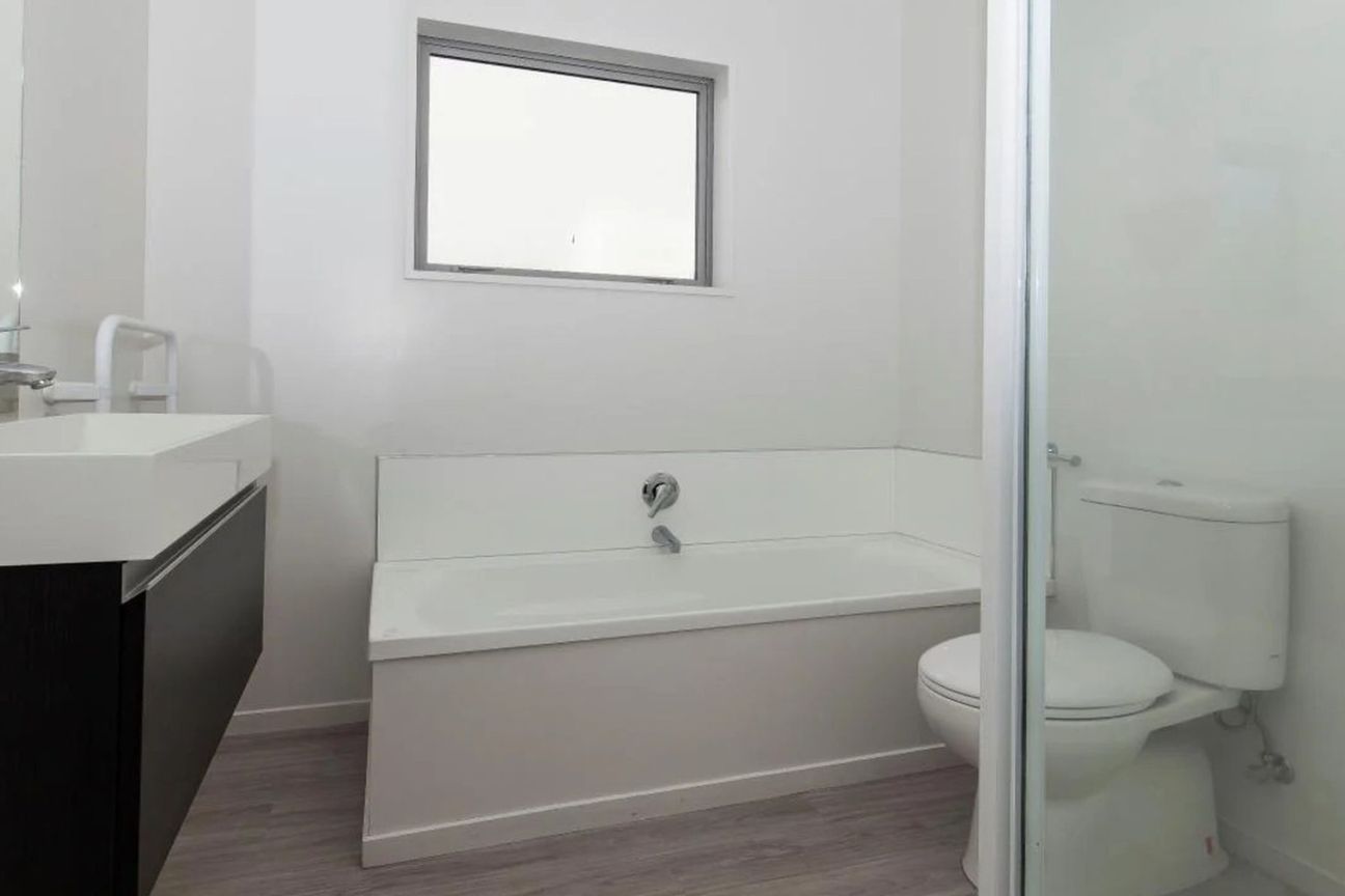 4 Bed And 2 Bathroom Modern Home - View 6