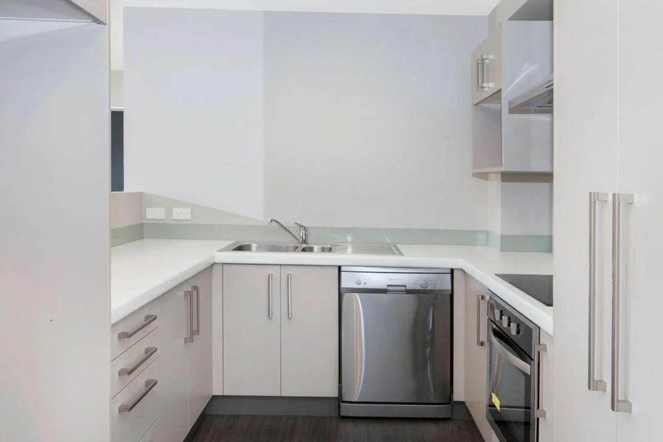 4 Bed And 2 Bathroom Modern Home - View 4