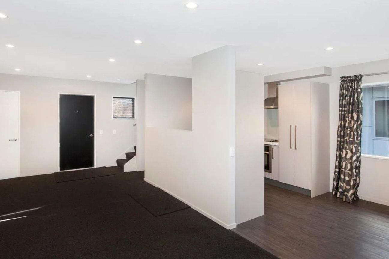 4 Bed And 2 Bathroom Modern Home - View 2