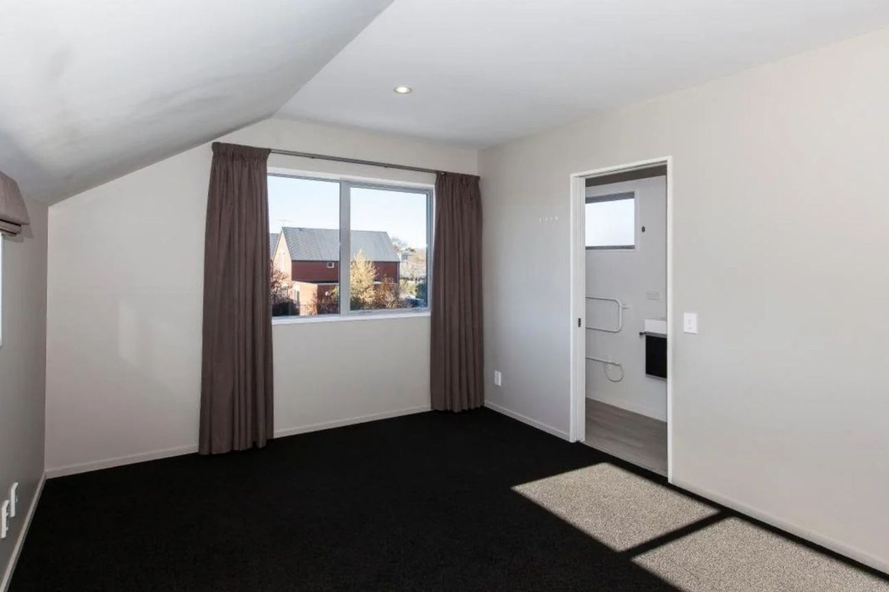 4 Bed And 2 Bathroom Modern Home - View 5