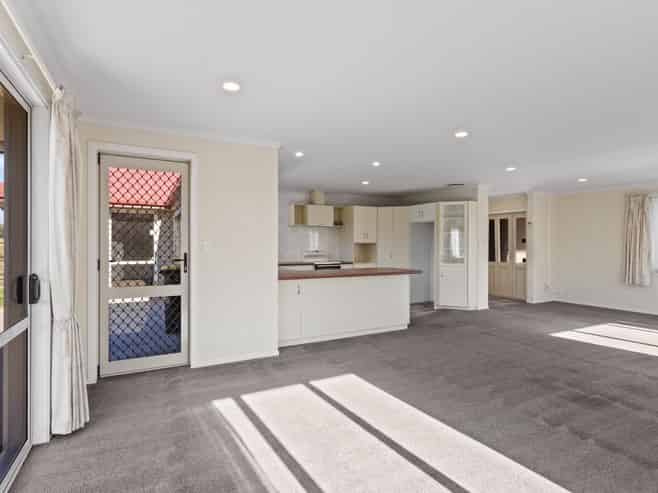 28 Oaklands Drive, Cambridge