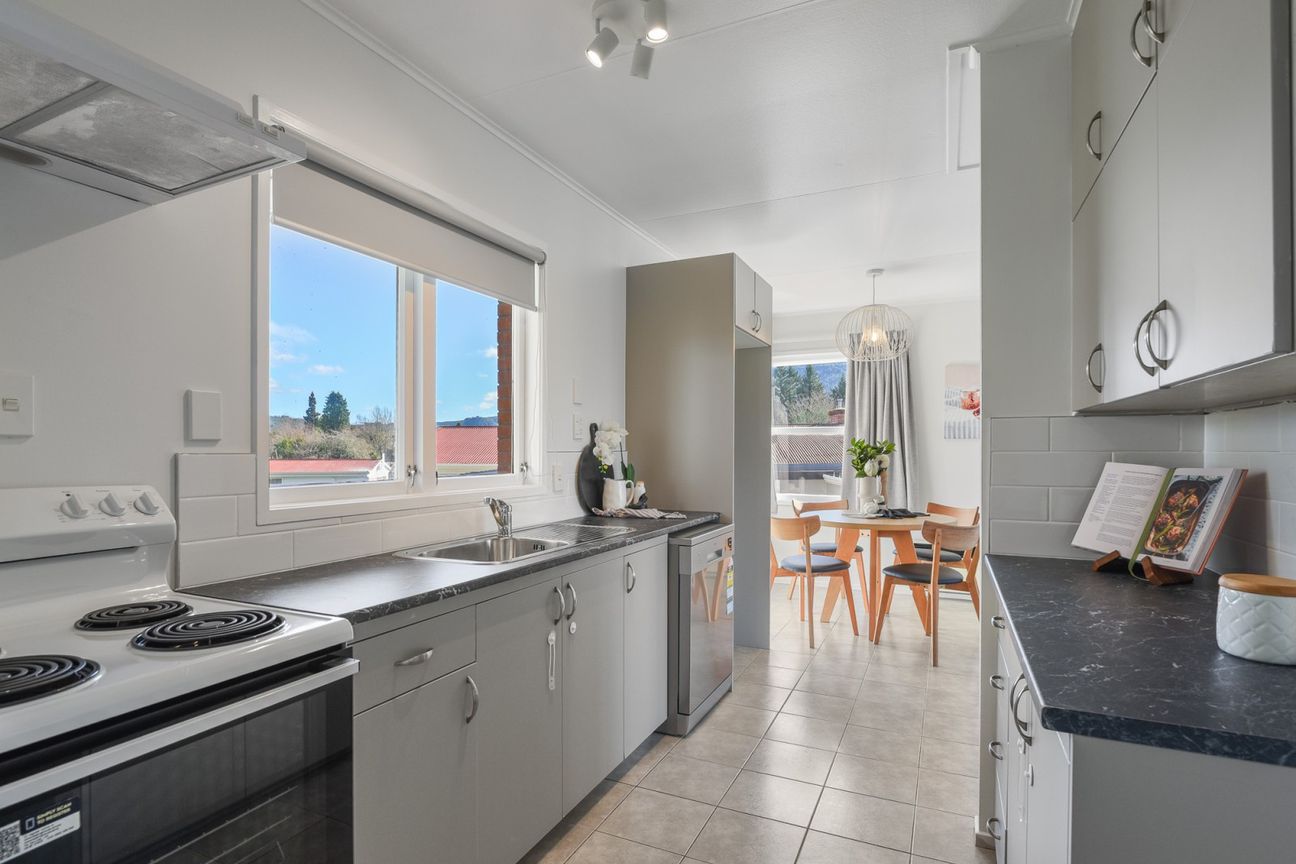 Solid Brick, Freshly Renovated, Ready for You - Widok 4