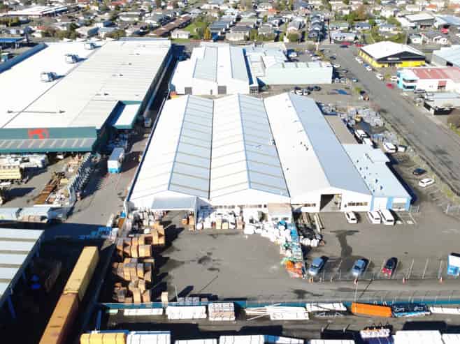 Large warehouse in central location