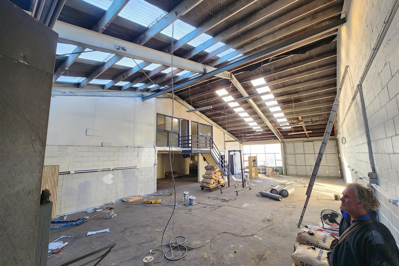 Functional Addington Warehouse with Office - Aanzicht 3