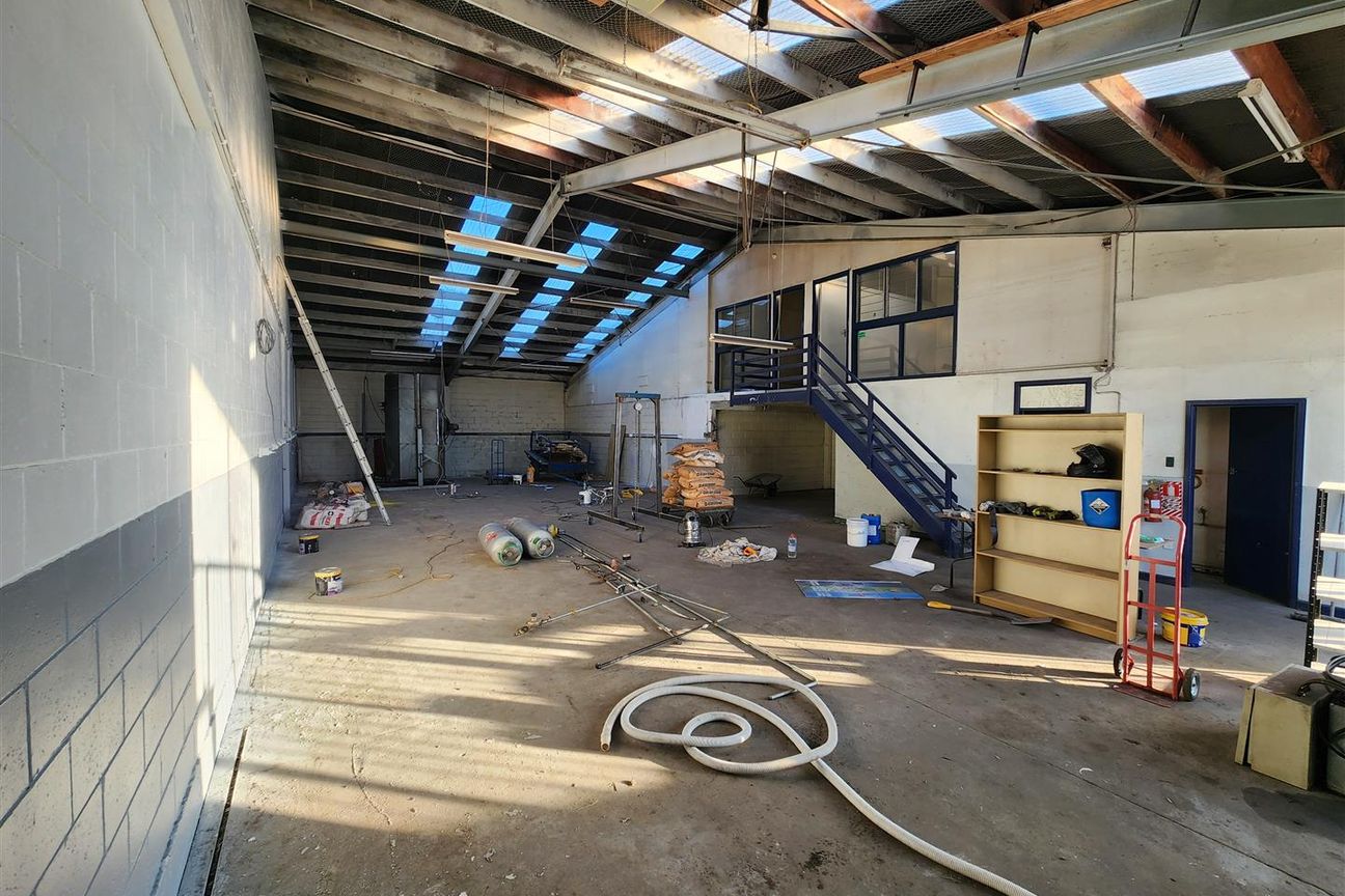Functional Addington Warehouse with Office - Aanzicht 2