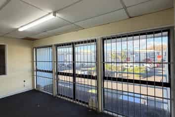 168 Sqm Warehouse +4 car parks - Otahuhu