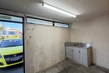 168 Sqm Warehouse +4 car parks - Otahuhu