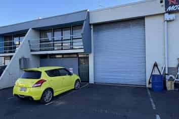 168 Sqm Warehouse +4 car parks - Otahuhu