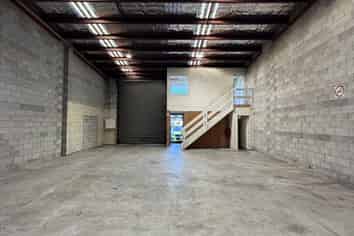 168 Sqm Warehouse +4 car parks - Otahuhu