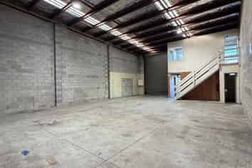 168 Sqm Warehouse +4 car parks - Otahuhu
