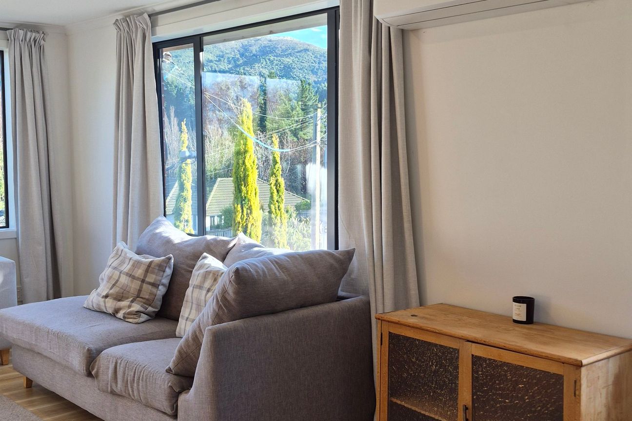 A beautifully renovated family home - Widok 6