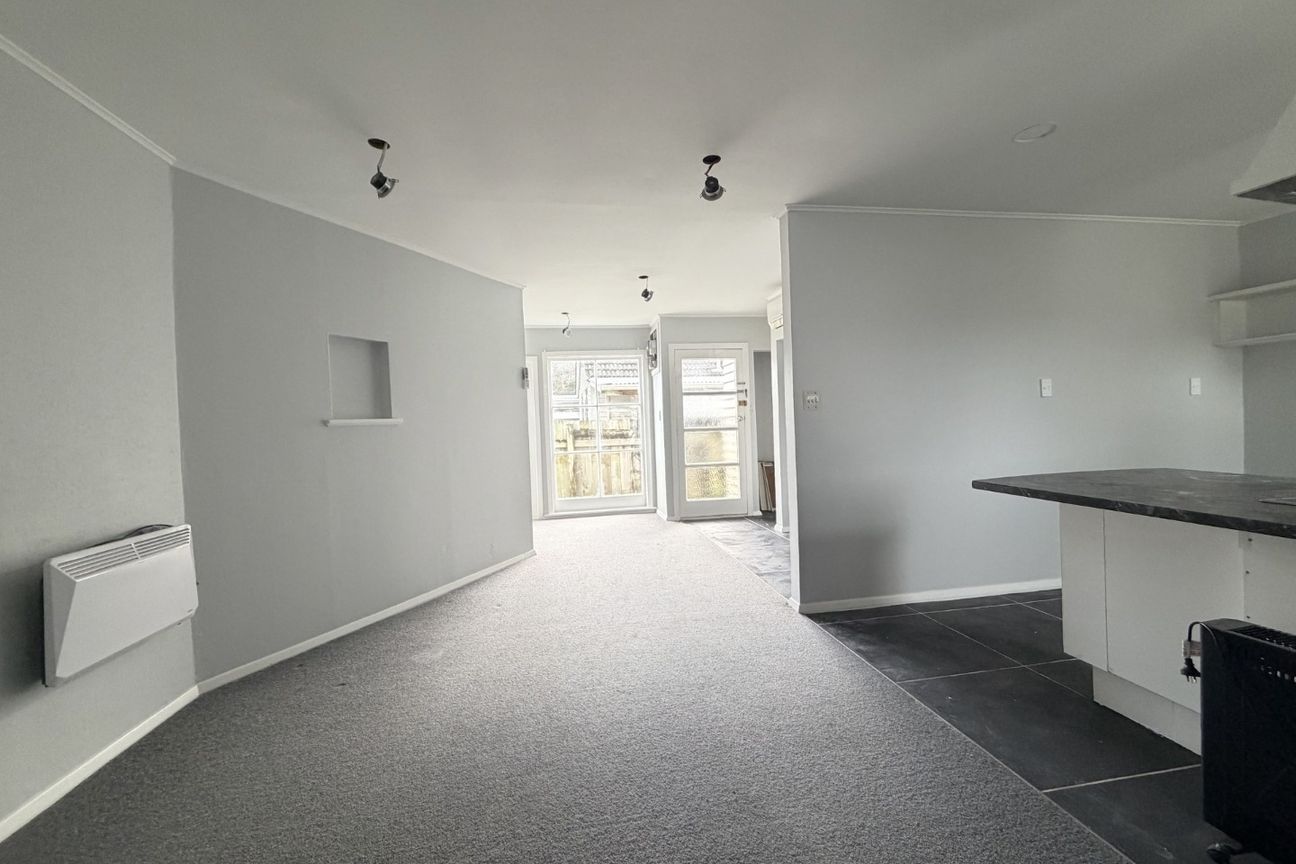 Freshly Painted 2-Bedroom Home with little Private Garden - Widok 5