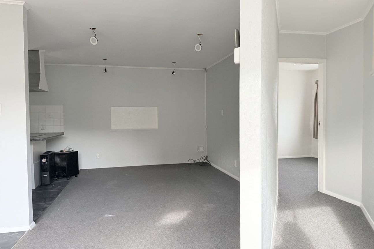 Freshly Painted 2-Bedroom Home with little Private Garden - Więcej