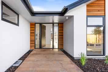 16 Falcons View Drive, ROLLESTON