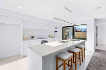 16 Falcons View Drive, ROLLESTON