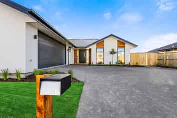 16 Falcons View Drive, ROLLESTON