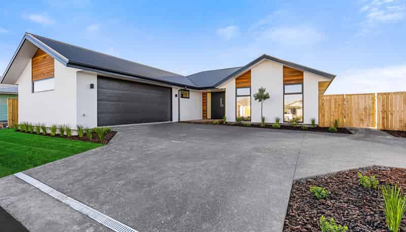 16 Falcons View Drive, ROLLESTON