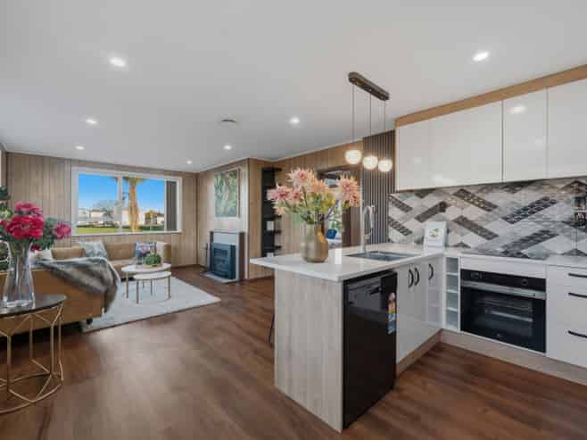 18 Courtenay Crescent, Mangere East