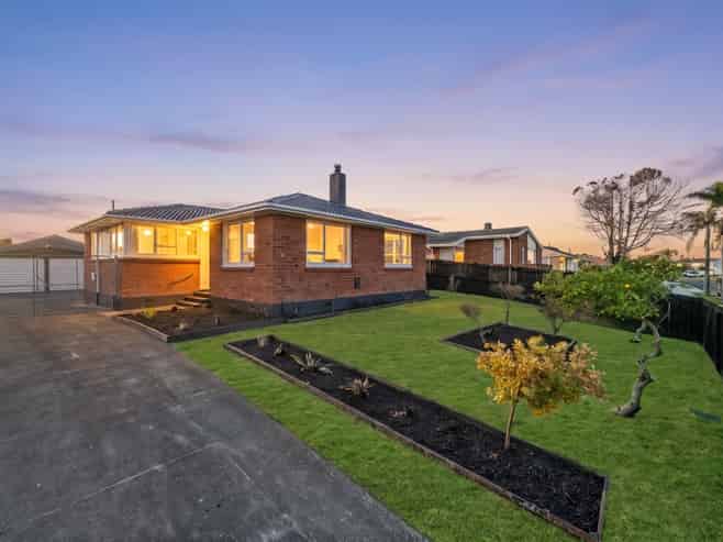 18 Courtenay Crescent, Mangere East