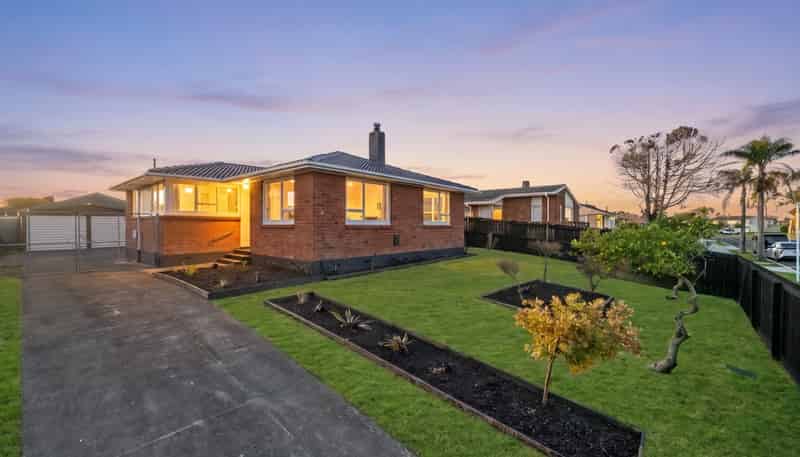 18 Courtenay Crescent, Mangere East