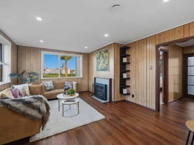 18 Courtenay Crescent, Mangere East