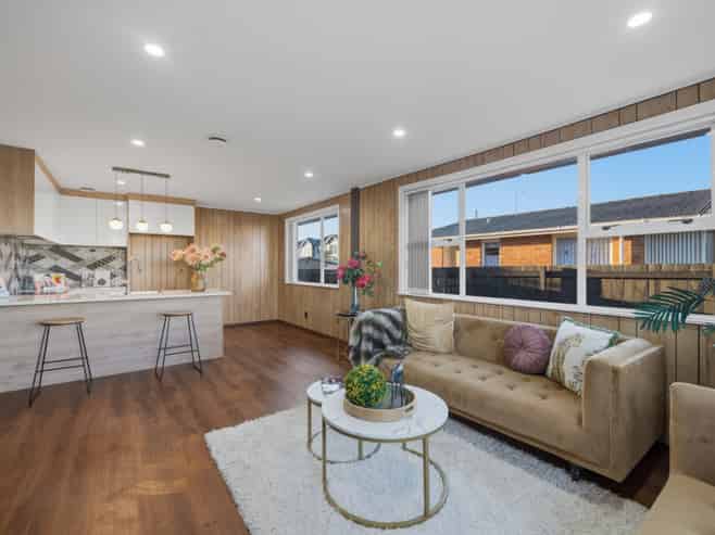 18 Courtenay Crescent, Mangere East