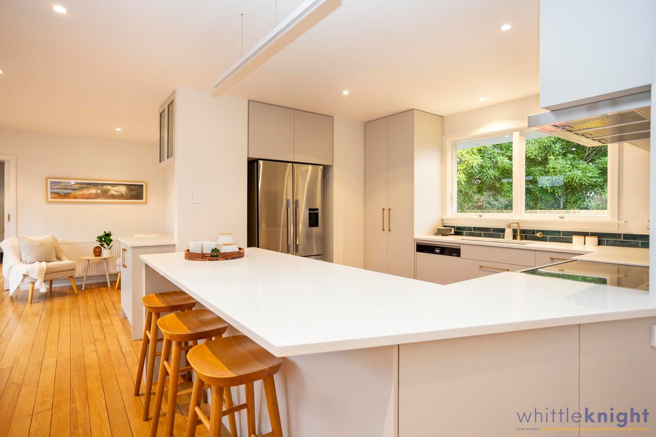 Stunning 4 bedroom home with central heating throughout! - Więcej