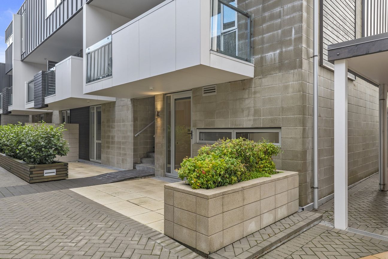 Within the secure Wilton Close apartment complex - Widok 5