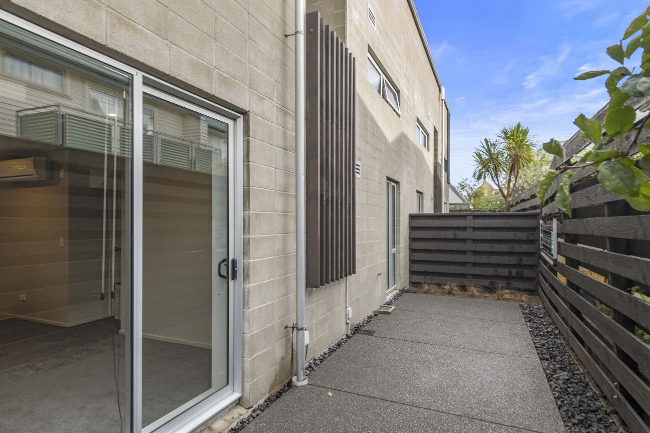 Within the secure Wilton Close apartment complex - Widok 6