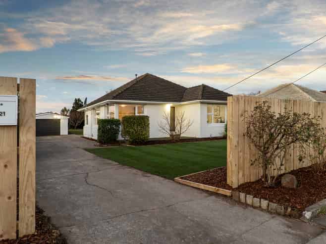 221 Breezes Road, Wainoni