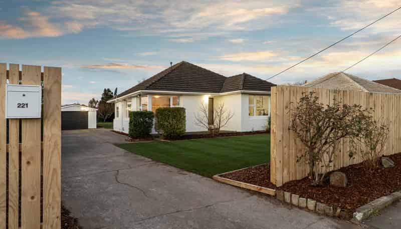 221 Breezes Road, Wainoni