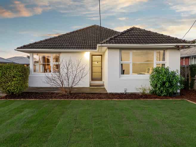 221 Breezes Road, Wainoni