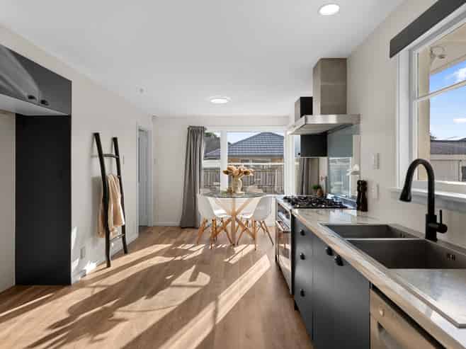 221 Breezes Road, Wainoni