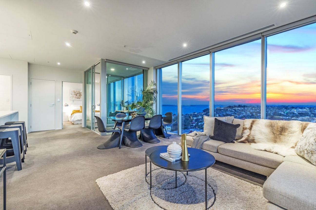 World Class Living with Spectacular Views - Mehr