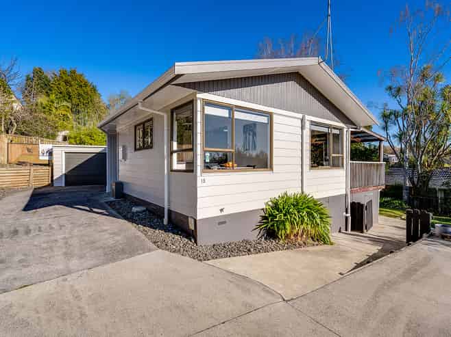 15 Amanda Avenue, Dinsdale