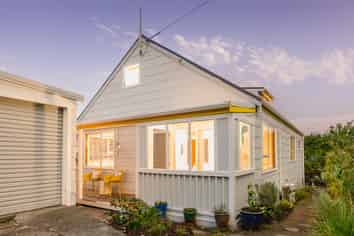 104 Tauhinu Road, Miramar