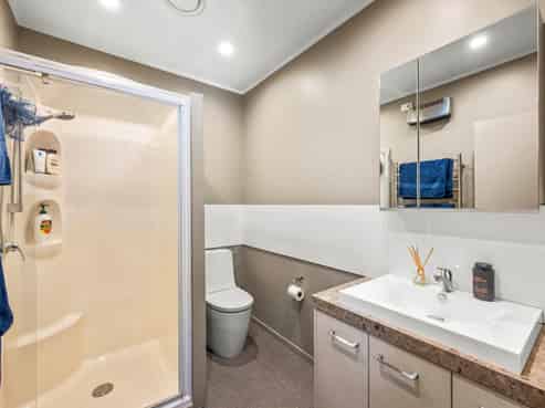 SUPERIOR WAREHOUSE AND LIVE-IN ACCOMMODATION
