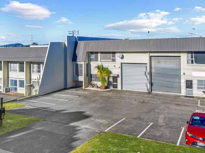UNIQUE WAREHOUSE WITH RESIDENTIAL COMPONENT
