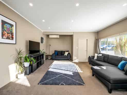 SUPERIOR WAREHOUSE AND LIVE-IN ACCOMMODATION
