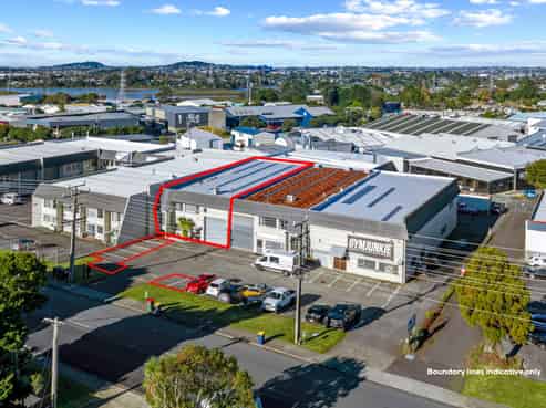 SUPERIOR WAREHOUSE AND LIVE-IN ACCOMMODATION
