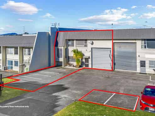 SUPERIOR WAREHOUSE AND LIVE-IN ACCOMMODATION

