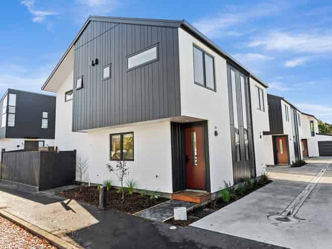 2/18 Whiteleigh Avenue, Addington