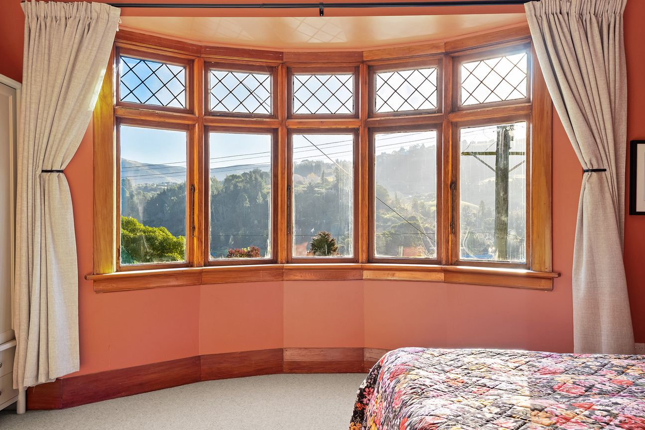 Sun, views & charm - A North East Valley gem - Fler