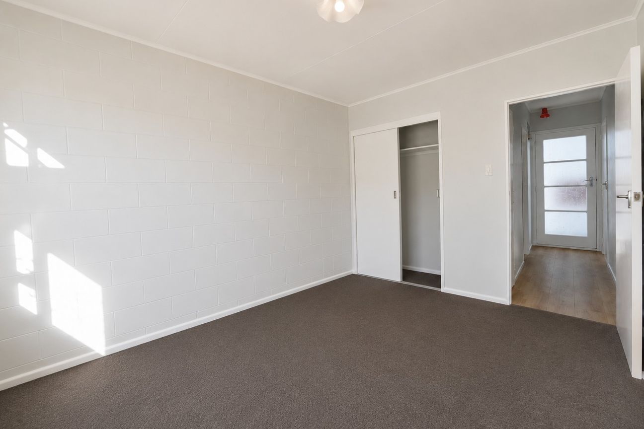 Spacious One-Bedroom Unit with Off-Street Parking – další