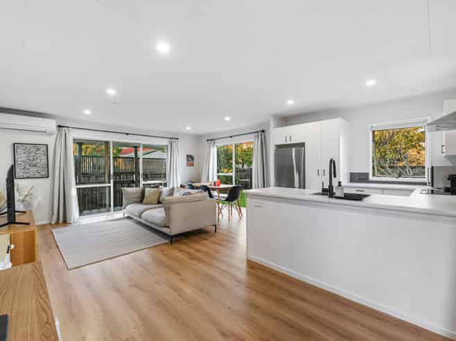 92b Beach Road, Te Atatu Peninsula