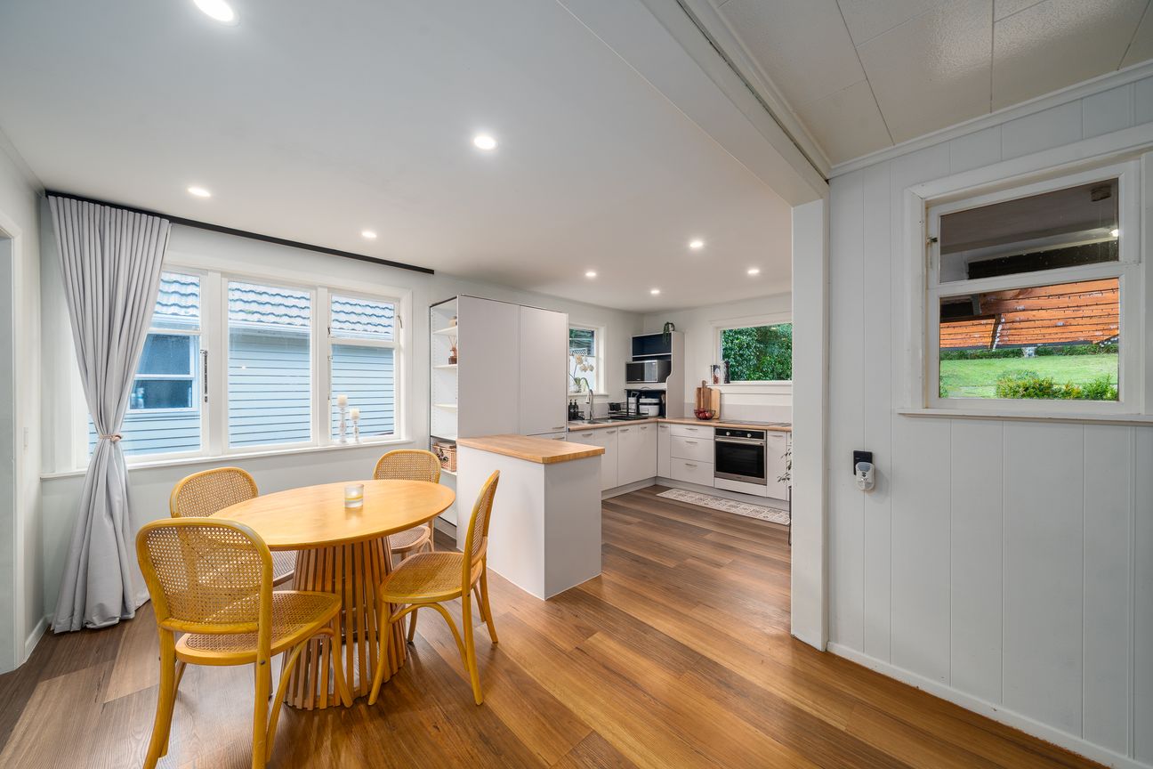 Renovated to Impress - Move In and Simply Enjoy! - Mehr