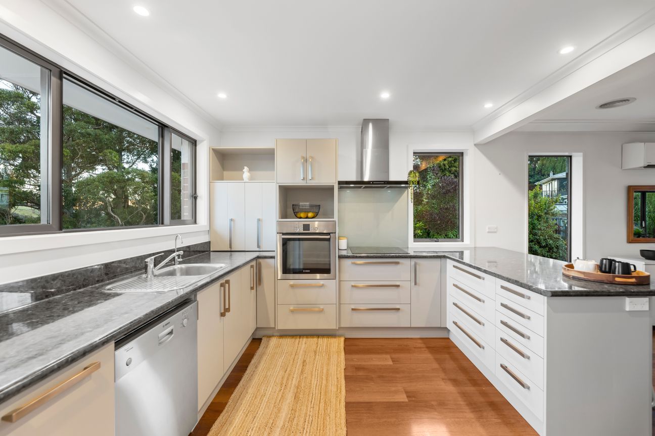Impeccable 4 Bed Family home with Amazing Garaging – pohled 2