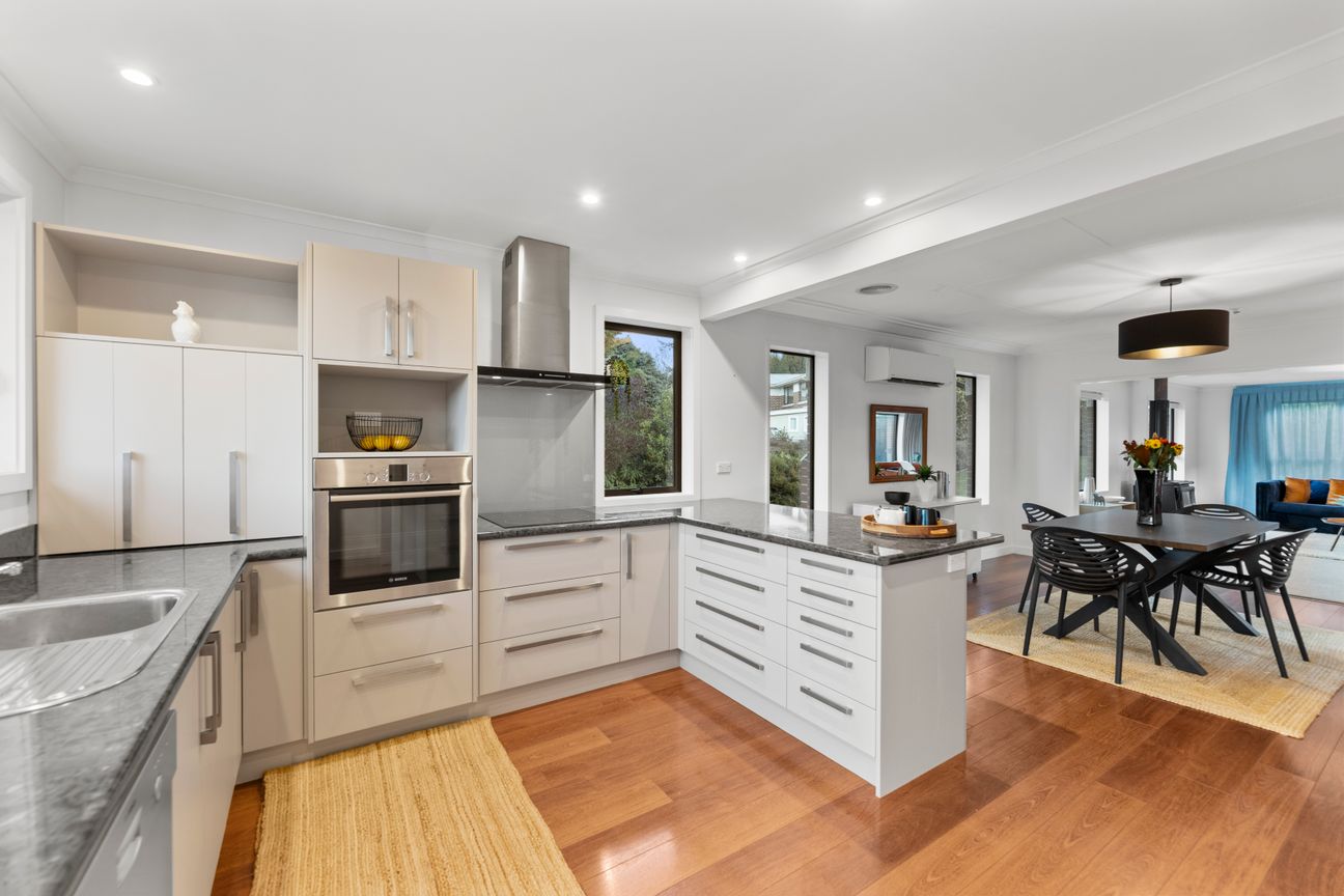 Impeccable 4 Bed Family home with Amazing Garaging – pohled 3