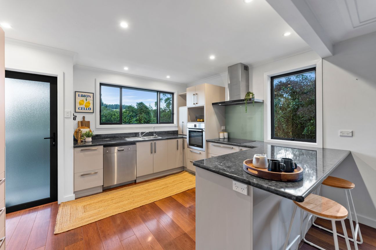Impeccable 4 Bed Family home with Amazing Garaging – pohled 4